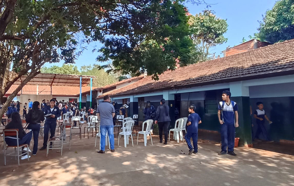 Alumnos de escuelas de Minga Guazú deben pelear para seguir estudiando - La Clave
