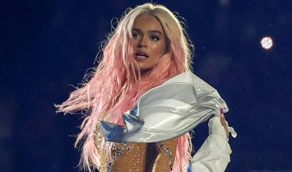 [VIDEO] Karol G sufre incidente de vestuario en pleno concierto ¡no vas a creer lo que hizo!