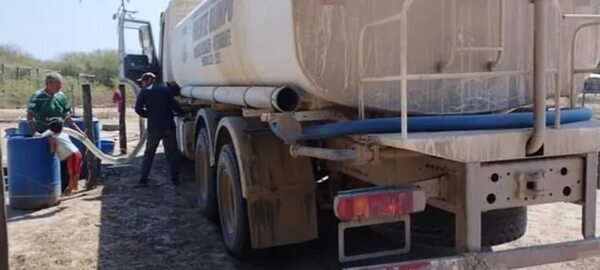 Acarreo de agua potable para pobladores en el distrito de Fuerte Olimpo - Noticias del Chaco - ABC Color
