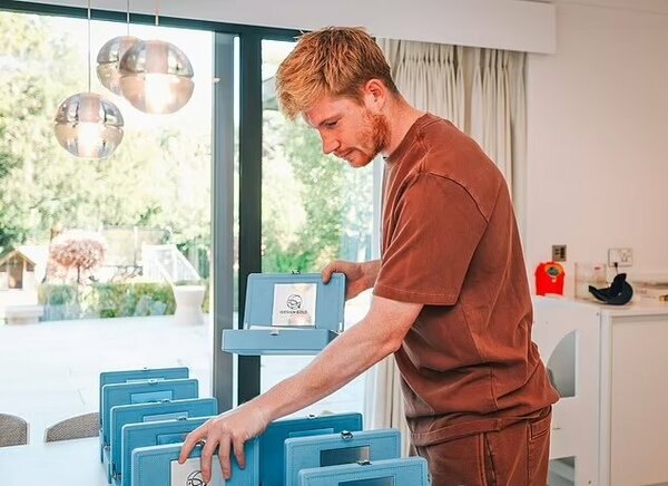 Versus / El costoso regalo de Kevin De Bruyne para sus compañeros del Manchester City