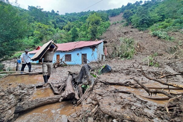 Suman 49 los muertos en India por las lluvias torrenciales - .::Agencia IP::.