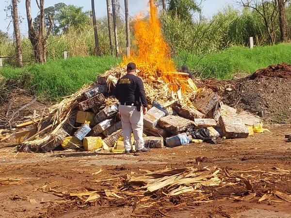 Incineran más de 6.000 kilos de marihuana prensada por orden judicial