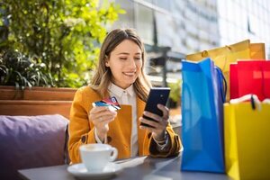 Recompensas y beneficios potencian el uso de las tarjetas de crédito  - Negocios - ABC Color