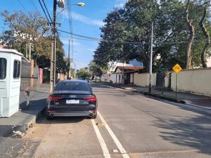 Automóviles estacionados en la bicisenda de la calle Benigno Ferreira - Crónicas Ciudadanas - ABC Color