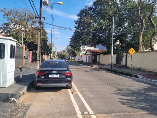 Automóviles estacionados en la bicisenda de la calle Benigno Ferreira - Crónicas Ciudadanas - ABC Color