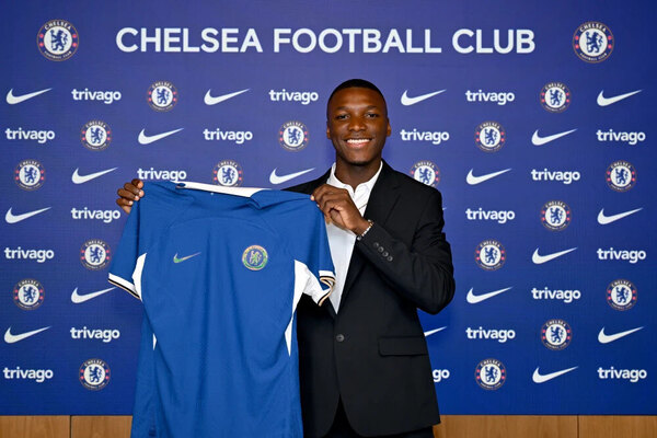 Versus / Chelsea presenta oficialmente al ecuatoriano Moisés Caicedo