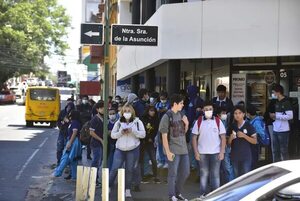 Estudiantes  se movilizan por boleto estudiantil durante traspaso de mando presidencial  - Economía - ABC Color