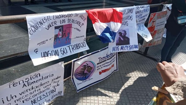 Con carteles, escrachan a padres que no dan para la leche