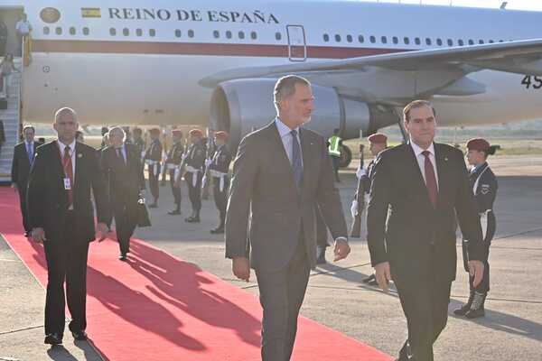 El Rey Felipe VI de España, ya arribó al país para la asunción de Santiago Peña