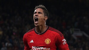 Varane castiga a unos Wolves superiores