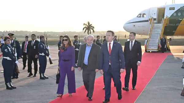 Lula arriba a Paraguay para asistir a la investidura de Peña y reunirse con Lugo