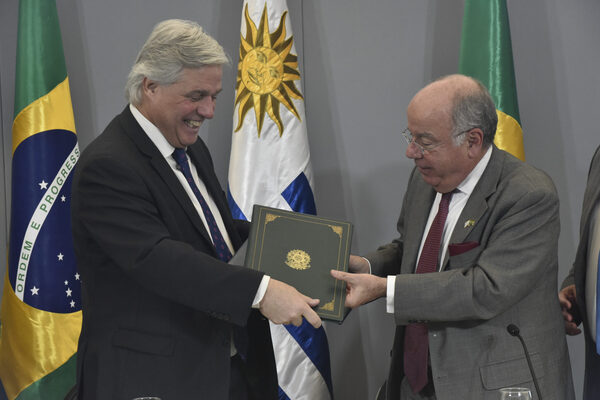 Uruguay y Brasil firman la binacionalidad del aeropuerto de Rivera - MarketData