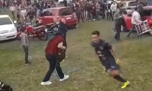 ¡Futbolista corrió por su vida, para evitar ser golpeado!