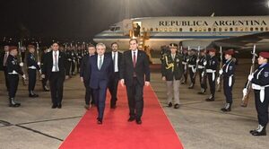 Fernández ya está en tierra guaraní para la asunción de Peña
