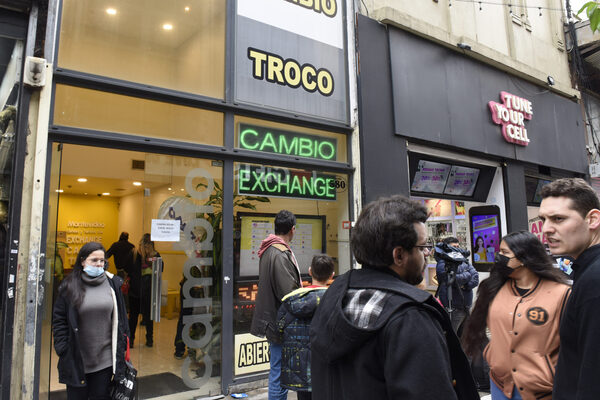 Tsunami electoral en Argentina cataliza salto cambiario y sacude a los mercados - MarketData