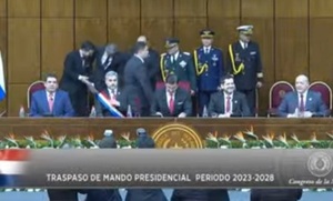 Traspaso de mando: Mario Abdo entregó los atributos al presidente del Congreso