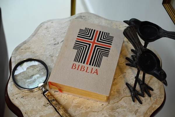 Biblia que obsequiaron a Santiago y Leticia el día de su boda usarán para el juramento