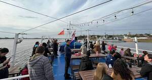 La Nación / Asunción celebra con desfile, ferias y paseos en catamarán