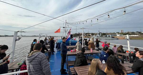 La Nación / Asunción celebra con desfile, ferias y paseos en catamarán
