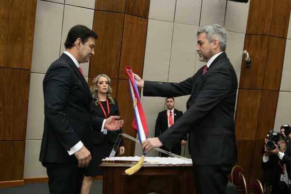 Mario Abdo entregó atributos del Poder Ejecutivo y se convirtió en expresidente - El Trueno