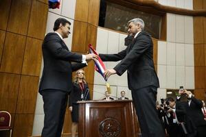 Mario Abdo Benítez realizó la entrega de los atributos presidenciales