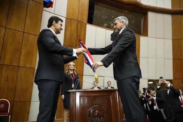 Mario Abdo Benítez realizó la entrega de los atributos presidenciales