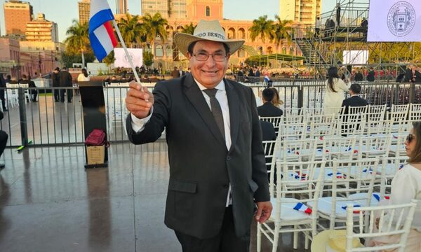 Asado Benítez, invitado de lujo en la toma de mando de Santi
