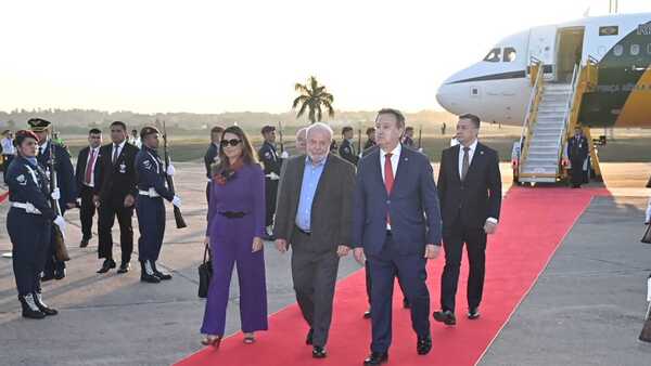 Lula arriba a Paraguay para asistir a la investidura de Peña y reunirse con Lugo