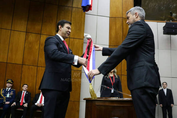 ¡Chau Marito!: entregó los atributos presidenciales y opa su mandato