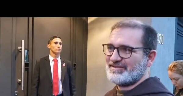 La Nación / Santiago Peña recibió bendición de sacerdote franciscano