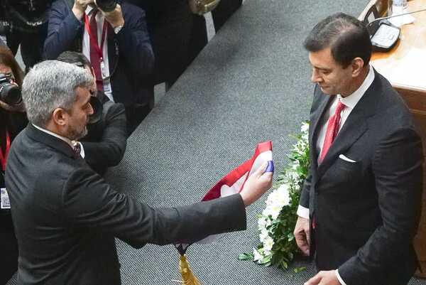 Mario Abdo entregó la banda presidencial y el bastón de mando | OnLivePy