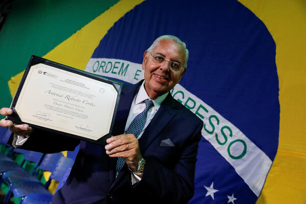Roberto Cortes recibe el título de Doctor Honoris Causa