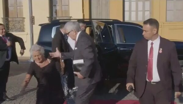 La caída de la mamá de Santiago Peña al llegar al acto de asunción de su hijo - Política - ABC Color