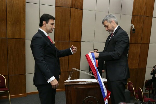 Mario Abdo entregó en el Congreso los atributos presidenciales - trece