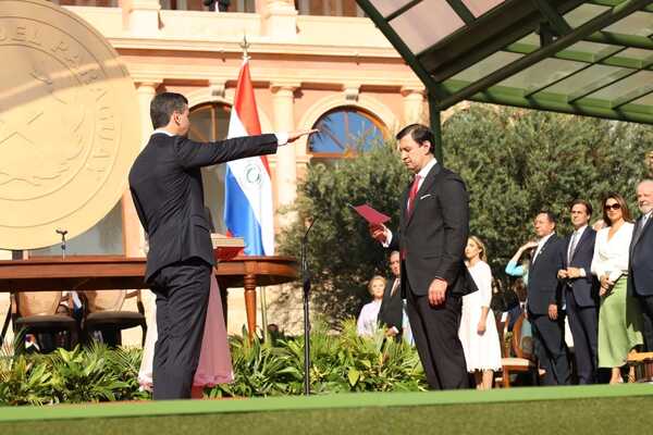 Santiago Peña tomó juramento como el nuevo Presidente de la República del Paraguay