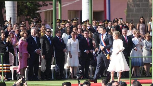 Peña luce banda presidencial confeccionada en ñandutí