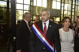 Silvana Abdo volvió a lucir el vestido que usó cuando su marido asumió la presidencia de la República - Gente - ABC Color