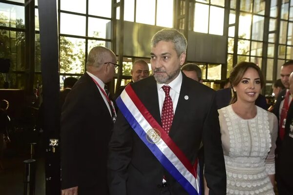 Silvana Abdo volvió a lucir el vestido que usó cuando su marido asumió la presidencia de la República - Gente - ABC Color