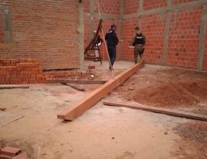 Cayó una viga sobre albañil y lo mandó al otro mundo