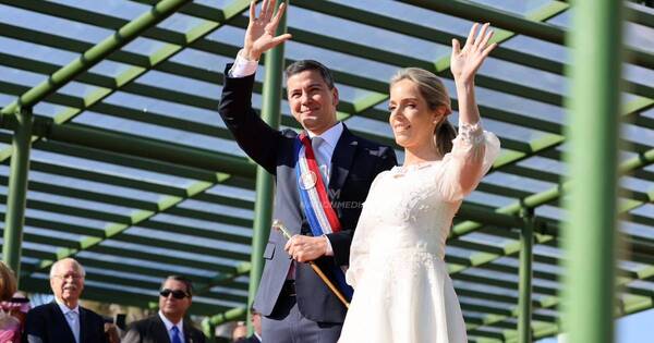 La Nación / Horacio Cartes saluda a Santiago Peña como nuevo presidente de la República