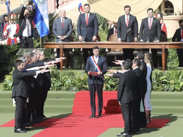 Los 17 ministros que componen el gabinete de Santiago Peña han jurado