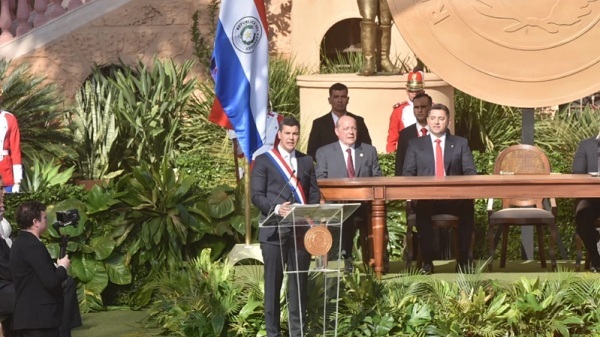Santi se compromete a revolucionar la educación y crear 500.000 empleos