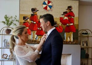 Santiago Peña asumió la presidencia rodeado de su familia - Gente - ABC Color