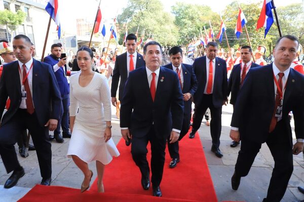 Santiago Peña hizo mención especial a Cartes en su discurso