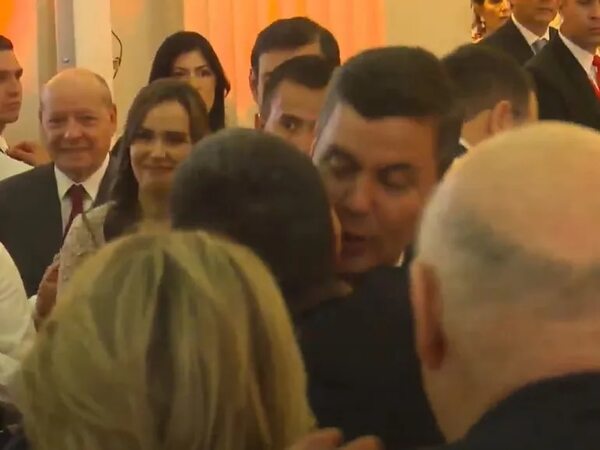 Video: El efusivo abrazo de Santiago Peña a Horacio Cartes, el único a quien se detuvo a saludar en la Catedral - Política - ABC Color