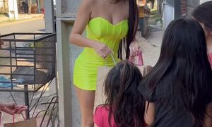 (VIDEO)Laurys Diva repartió regalos frente a su mansión