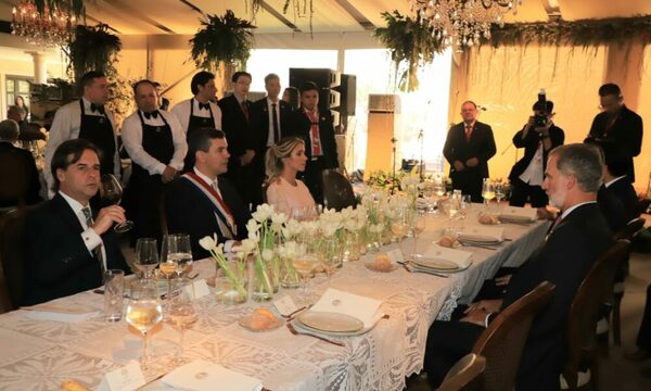 Santi Peña almuerza con invitados especiales en Mburuvicha Róga