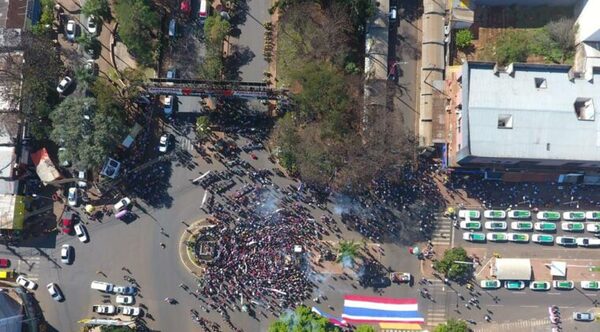 Más funcionarios arreados que autoconvocados en manifestación de Prieto