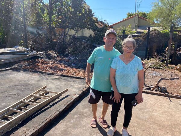 ABUELITOS SE QUEDAN SIN HOGAR TRAS INCENDIO QUE AFECTÓ SU VIVIENDA EN ENCARNACIÓN