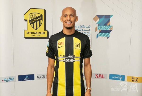 Versus / El insólito regalo que recibió Fabinho por parte de un periodista en Arabia